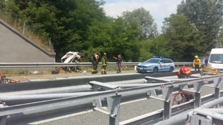 VOLPIANO-SETTIMO - Incidente mortale sulla Torino-Aosta: auto fuori strada si schianta contro il viadotto - FOTO