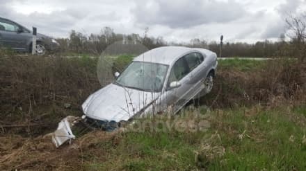 PROVINCIALE CALUSO SAN GIORGIO - Lunghe code di curiosi a causa di un'auto nel fosso