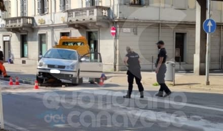 RIVAROLO CANAVESE - Sbaglia manovra in corso Torino e rimane incastrata nello spartitraffico