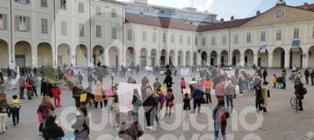 IVREA - Flash mob in piazza Ottinetti per difendere la scuola in presenza e il futuro dei bimbi - FOTO