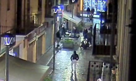 CIRIE' - Pestato dal branco per un messaggio Whatsapp a una ragazza