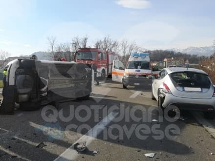 IVREA - Scontro sul Terzo Ponte, auto finisce ruote all'aria: ferita una ragazza di 28 anni
