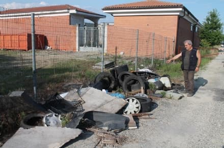 CASTELLAMONTE - La città è sporca: «Il Comune intervenga»