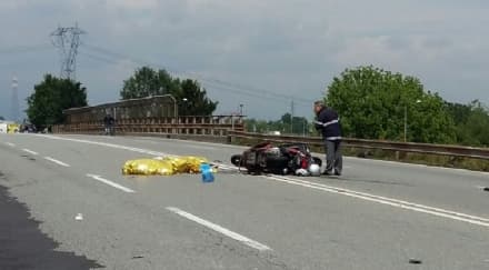 TORINO-BORGARO - Camper travolge una moto: centauro morto sul colpo. Il camper non si ferma - FOTO