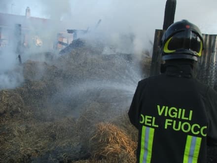 CALUSO - Incendio devasta un fienile in frazione Vallo