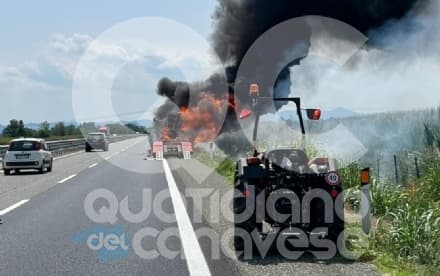 SAN GIORGIO CANAVESE - Camion prende fuoco durante la marcia: paura sull'autostrada A5 Torino-Aosta - FOTO