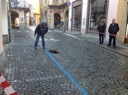 CASTELLAMONTE - Crolla il porfido in via Nigra: strada chiusa - FOTO