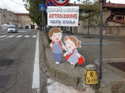FAVRIA - Bimbi di polistirolo ai lati della strada per convincere gli automobilisti ad andare piano - FOTO e VIDEO