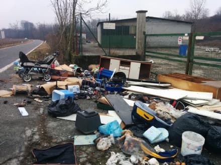 RIVAROLO - Svuotano un bidone della Caritas e spargono scarpe e vestiti nella discarica abusiva - FOTO