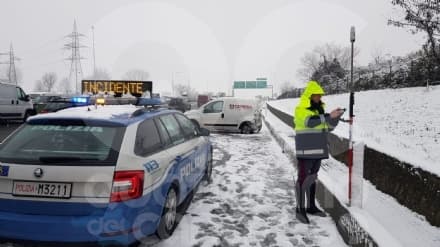 CANAVESE - Incidenti stradali a raffica a causa di neve e ghiaccio. Tangenziale di Torino in tilt per uno scontro tra furgoni - FOTO