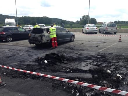 IVREA - Incendio devasta 5 auto nel parcheggio della A5