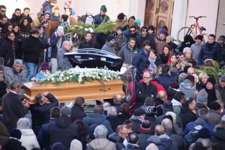 VALPERGA - Una folla commossa ha salutato «Vitto»