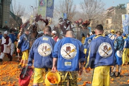 IVREA - Patrizio Roversi e Syusy Blady, gli storici «Turisti per Caso», sostengono il carnevale - VIDEO