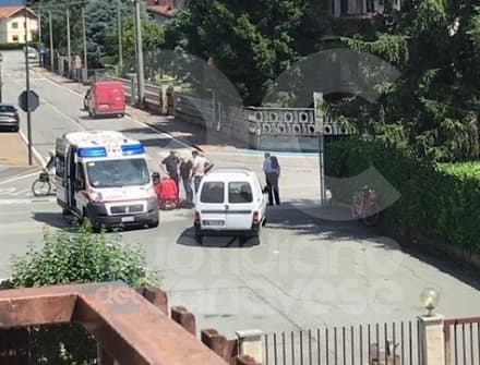 RIVAROLO CANAVESE - Incidente stradale, ciclista investita in via Favria - FOTO