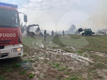 FOGLIZZO - Incendio in un cascinale: 200 rotoballe distrutte dal fuoco - FOTO