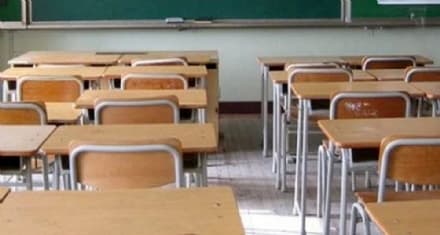CHIVASSO - Primo giorno di scuola con sciopero e cancelli chiusi all'Istituto Mazzucchelli