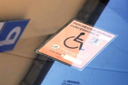 IVREA - I furbetti del pass per gli invalidi: tre persone beccate e denunciate dalla polizia locale