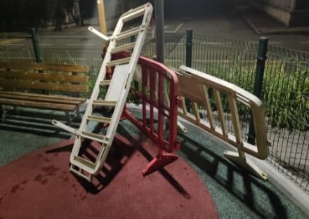 VOLPIANO - Svastiche, disegni osceni al parco giochi e gare in moto a tutta velocità: residenti furenti - FOTO