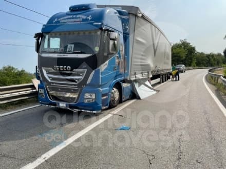 VEROLENGO - Un altro incidente sul ponte per Crescentino: coinvolti due camion - FOTO