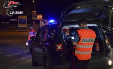 LEINI - Ragazzi in strada con le birre comprate in un bar: trenta multe da 400 euro. A chiamare i carabinieri i residenti della zona