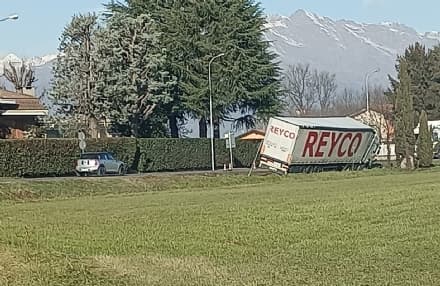 FELETTO-BOSCONERO - Camion fuori strada sulla 460