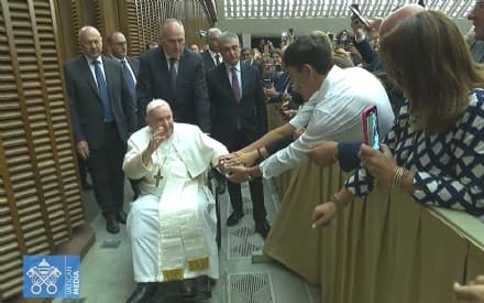 LAVORO - Il Papa riceve i vertici di Confindustria e cita Olivetti: «Se la forbice tra gli stipendi è troppo alta si ammala la società»