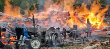 CASTELLAMONTE - Legnaia in fiamme, bruciato anche un trattore: intervento dei vigili del fuoco - FOTO