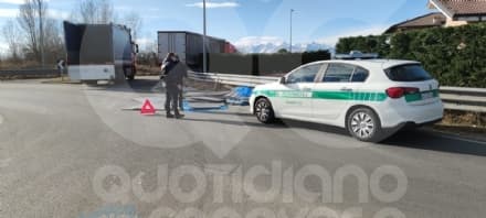 RIVAROLO-FELETTO - Camion in rotonda perde il carico lungo la ex statale 460 - FOTO