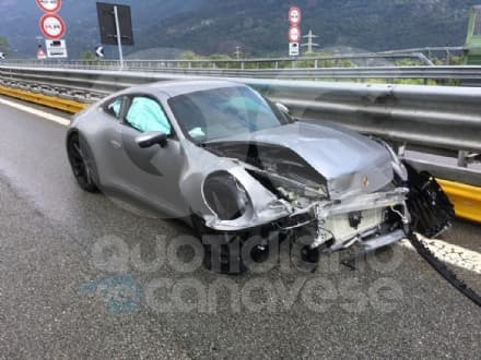 AUTOSTRADA TORINO-AOSTA - Sfascia la Porsche andando a sbattere contro le barriere dopo la galleria di Quassolo - FOTO