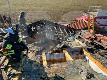 MERCENASCO - Le fiamme avvolgono il tetto della casa, provvidenziale intervento dei vigili del fuoco - FOTO