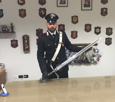 LEINI - Tenta di colpire la moglie con una spada: arrestato
