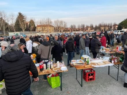 CALUSO - Aperitivo «fai-da-te» nell'area mercatale per dire «no» al Green pass