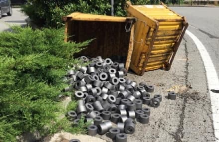 VALPERGA - Camion perde il carico vicino al semaforo - FOTO