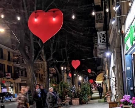 RIVAROLO CANAVESE - Cuori rossi per San Valentino nel «corso dell'amore»