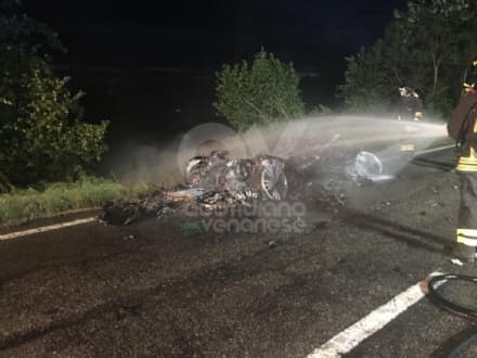 CASELLE-LEINI - Auto prende fuoco durante la marcia: conducente in salvo