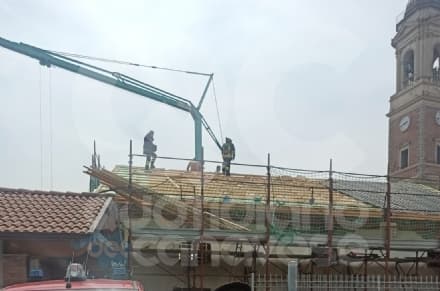 VESTIGNE' - Prende fuoco il tetto di una casa durante i lavori - FOTO