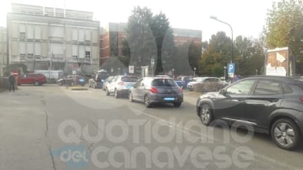 CASTELLAMONTE - Allerta covid: code e ingorghi, tutti in fila per fare il tampone in ospedale - FOTO