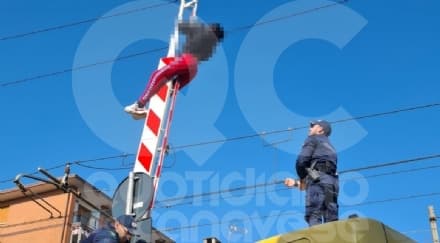NOLE - Si aggancia alla sbarra del passaggio a livello e resta sospeso per aria, 13enne salvato dalla polizia locale - FOTO