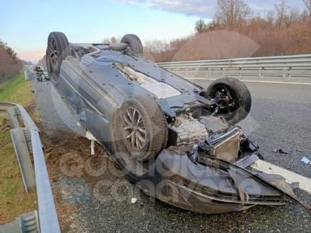 PAURA SULL'AUTOSTRADA - Auto impazzita si schianta contro le segnalazioni del cantiere e si ribalta - FOTO