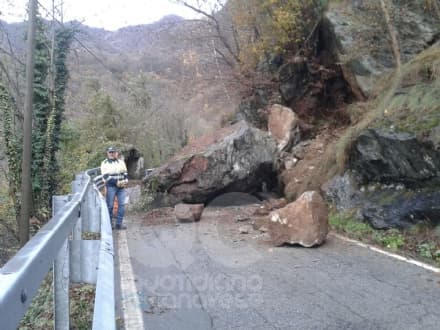 RIBORDONE - MASSO PRECIPITA SULLA STRADA: PAESE ISOLATO - FOTO