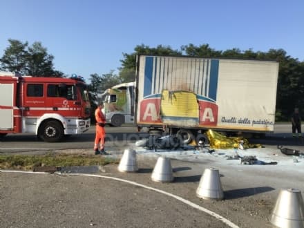 INCIDENTE MORTALE A VOLPIANO - Scontro camion-moto: il centauro morto sul colpo - FOTO E VIDEO