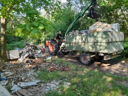 MONTALENGHE - Una camionata di rifiuti abbandonati tra i boschi: «Questi maledetti farabutti devono ricevere pene severe»