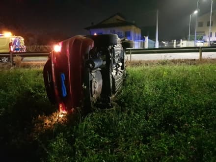 FAVRIA - «Parcheggia» l'auto sul prato con due ruote all'aria - FOTO