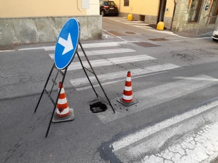 VALPERGA - Attenti al buco in via Mazzini, cede l'asfalto lungo le strisce pedonali