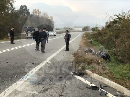 TRAGEDIA A BAIRO - Schianto sulla pedemontana, morto motociclista - FOTO E VIDEO
