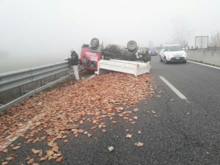 TORINO-CASELLE - Camion si ribalta sulla superstrada: due feriti