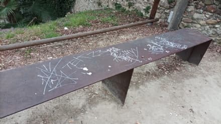 VALPERGA - Vandali in azione nei pressi della chiesa di San Giorgio, rovinati cartelli, panchine e staccionata - FOTO