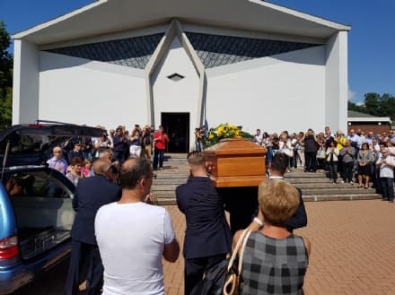 IVREA - Centinaia di persone in chiesa per l'ultimo addio al macchinista Roberto Madau