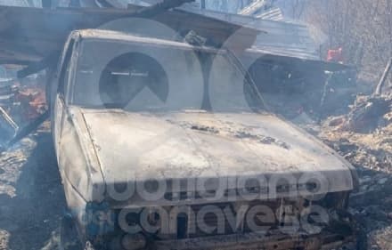 RUEGLIO - Incendio distrugge un'auto e un trattore - FOTO