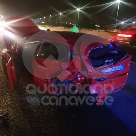 CHIVASSO - Schianto nella notte lungo l'autostrada Torino-Milano. Un ferito e due auto distrutte - FOTO